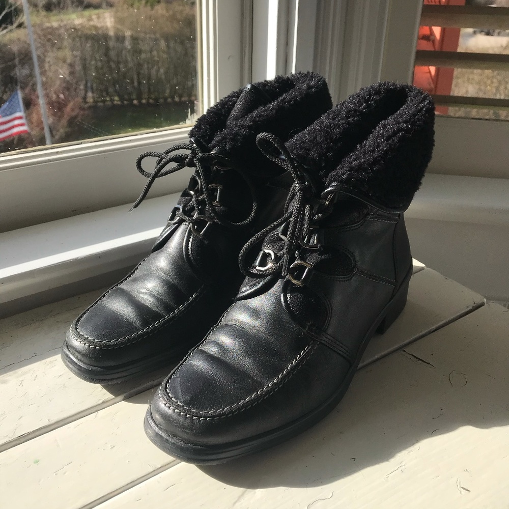 Black lace up Gabor Boots with shearling